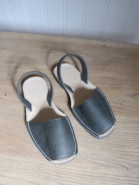 Pons Avarca sandals size 8